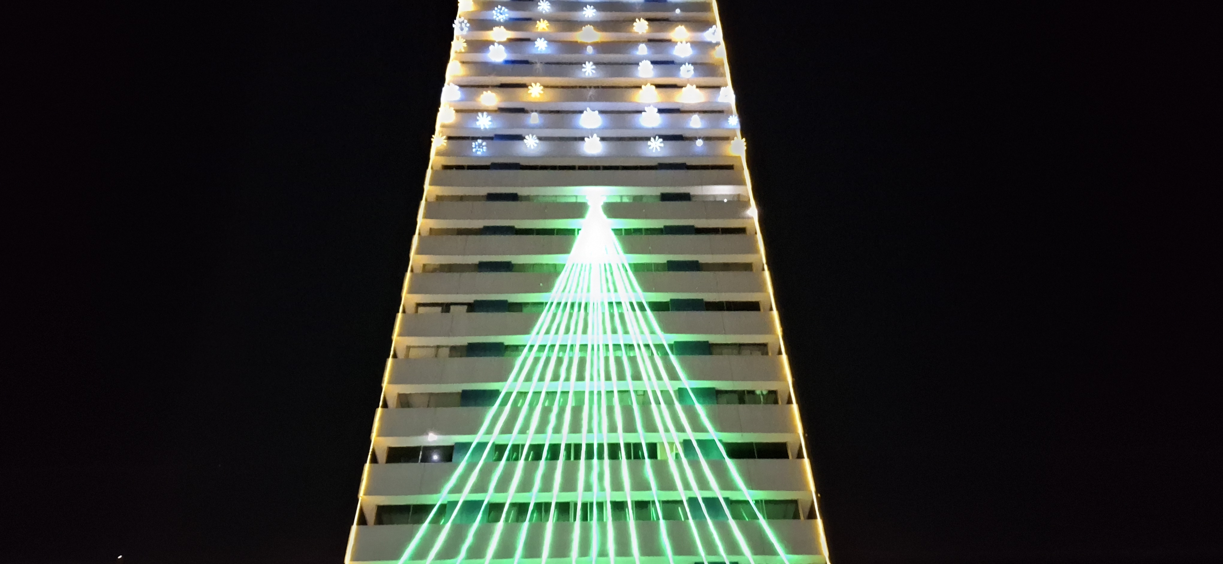 Edifício Maria Feliciana recebe iluminação natalina