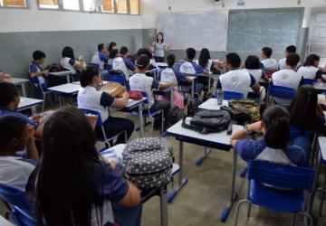 Câmara aprova proposta que proíbe escolas de recusar matrículas