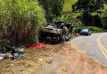 Tragédia: Caminhão com placa de Sergipe, capota e deixa uma vítima faltal no Rio de Janeiro