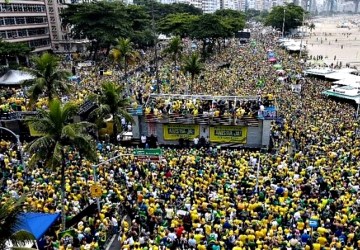 Manifestação convocada por Bolsonaro em Copacabana reuniu cerca de 400 mil pessoas, afirma Polícia Militar do Rio de Janeiro