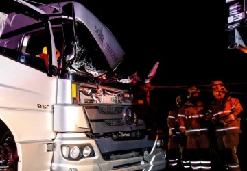 Passageiro fica ferido em colisão entre caminhões na rodovia João Paulo II 