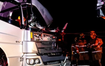 Passageiro fica ferido em colisão entre caminhões na rodovia João Paulo II 