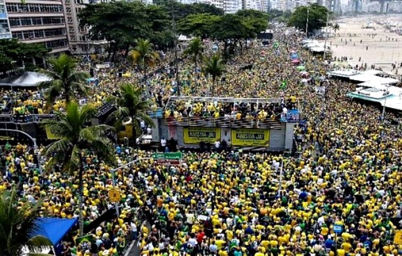 Manifestação convocada por Bolsonaro em Copacabana reuniu cerca de 400 mil pessoas, afirma Polícia Militar do Rio de Janeiro