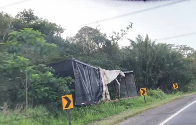 Caminhão carregado de bebidas tomba em Areia Branca